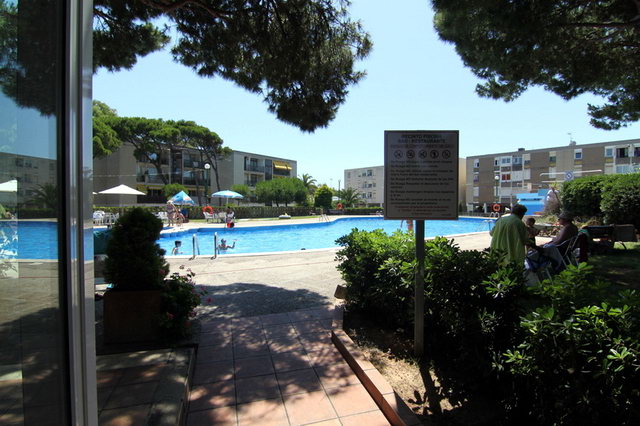 Piscina de los apartamentos PINE BEACH de Gavà Mar